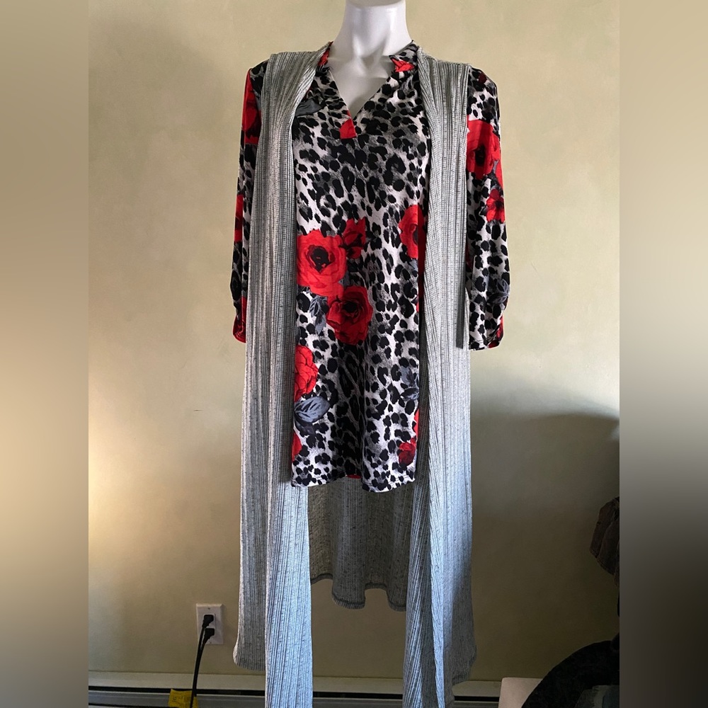 Lularoe Joy Vest in heather gray knit in size M